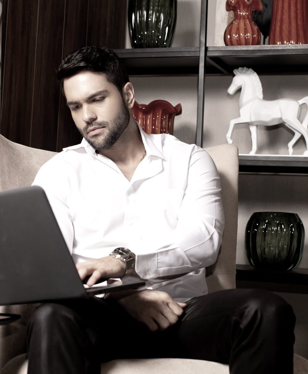 Rafael Melo durante atendimento online por videochamada